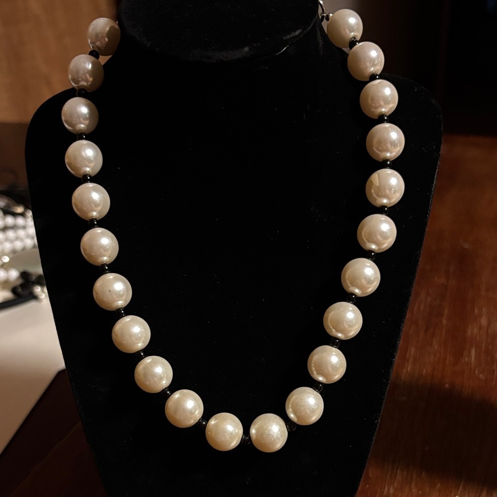 Faux pearl necklace with black small beads